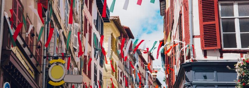 Des personnes profitant d’une célébration traditionnelle locale française incluse dans le calendrier des fêtes 2024, avec musique et costumes folkloriques